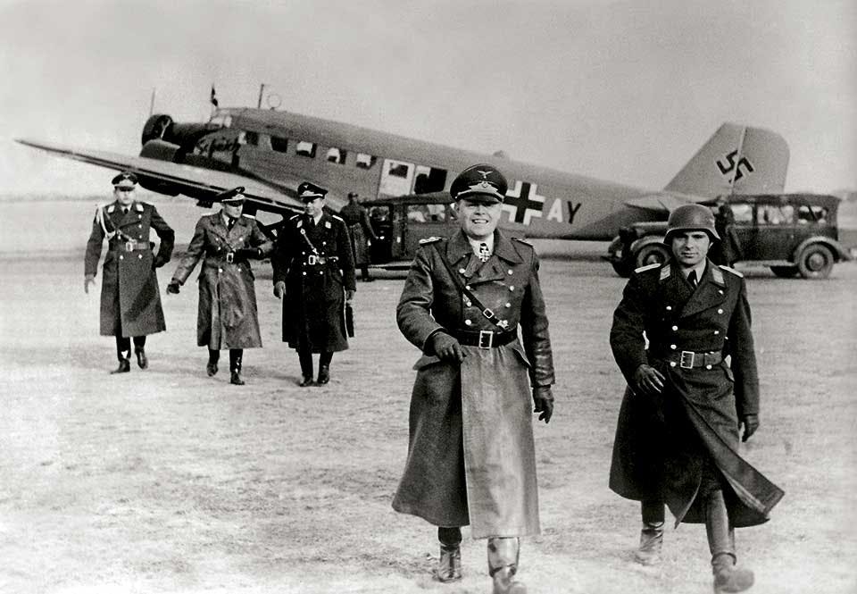 Kesselring lämnar han ett Junkers Ju 52 transportplan. Kesselring lämnar han ett Junkers Ju 52 transportplan.